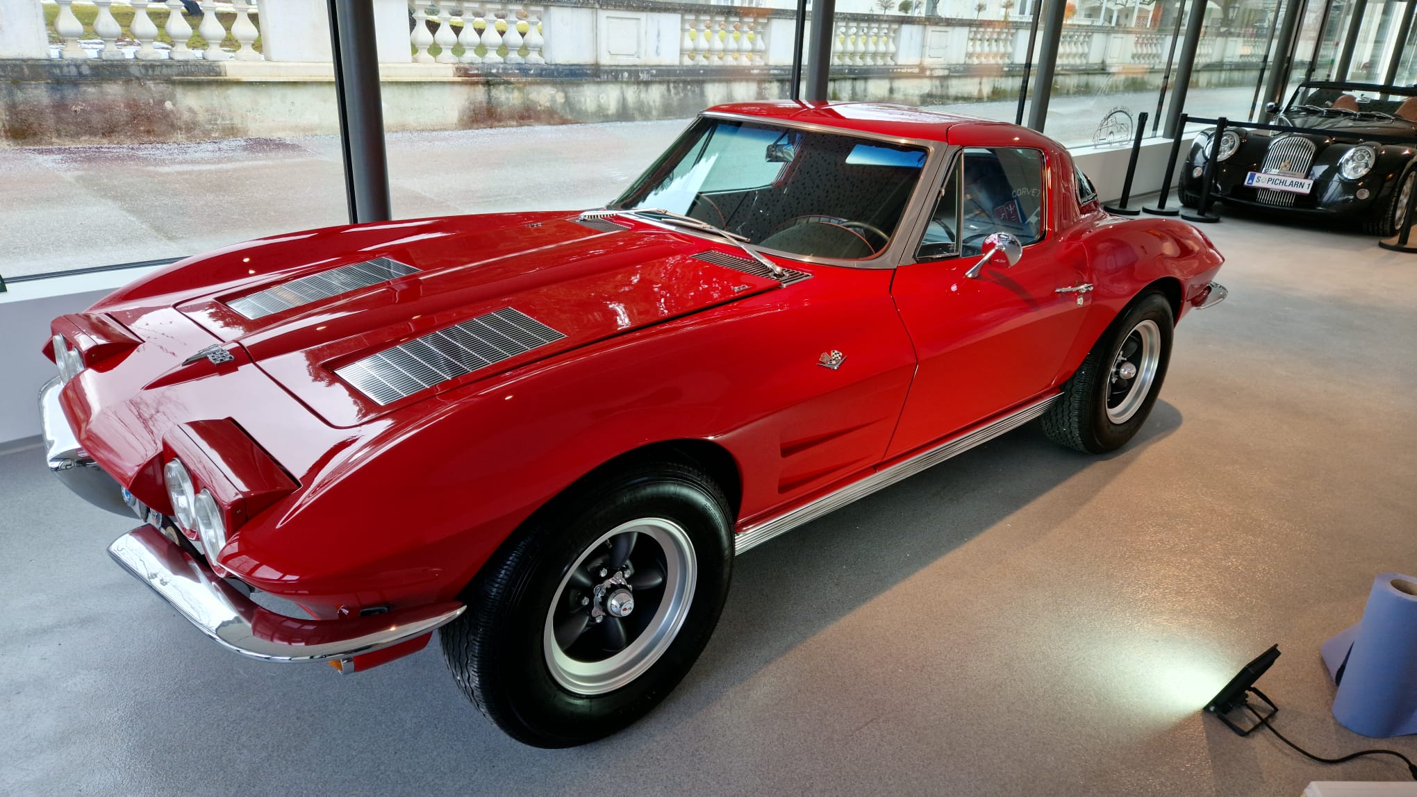 Roter Oldtimer mit glänzendem Lack nach der Außenaufbereitung